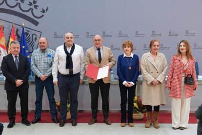 El consejero de Presidencia, Jesús Julio Carnero, en el centro, junto a los representantes sindicales.-ICAL