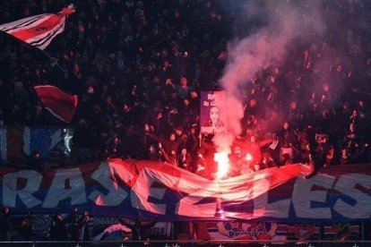 Aficionados del París SG encienden bengalas durante el partido de Copa ante el Olympique.-AFP / CHRISTOPHE SIMON