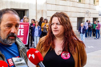 Javier Moreno y Azucena Pérez durante una concentración sindical. MARIO TEJEDOR