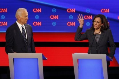 Joe Biden y Kamala Harris, durante el debate demócrata de este miércoles en Detroit.-AP