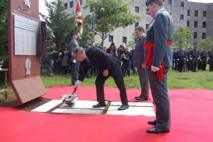 El ministro del Interior, Juan Ignacio Zoido, ha inaugurado en el cuartel de Intxaurrondo un pebetero dedicado a los 214 guardias civiles asesinados por ETA.-MIR