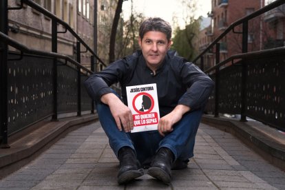 Jesús Cintora con un ejemplar de ‘No quieren que lo sepas’. CARLOS RUIZ