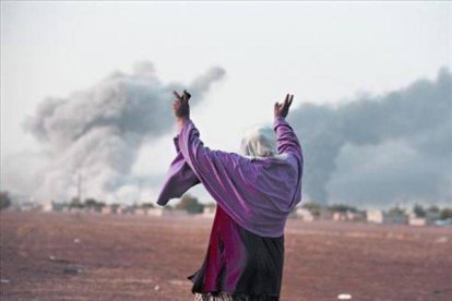 Una mujer kurda celebra un ataque aéreo de la coalición contra el EI en Kobani.-Foto: AP / LEFTERIS PITARAKIS