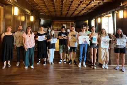 Ganadores posando en el salón del Ayuntamiento.-HDS