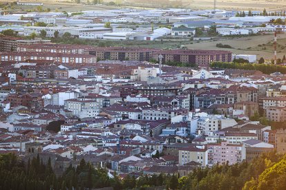 Vista de la capital con el polígono industrial al fondo. MARIO TEJEDOR