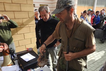 El campeón vallisoletano de 2017, Iñaqui Izurrategui, entregando su caza.-- L.D.F.