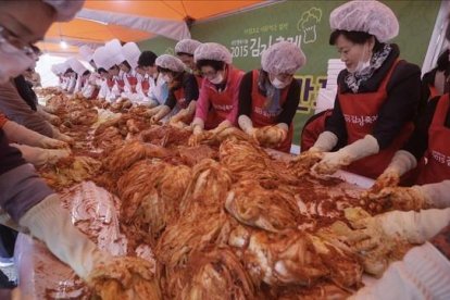 Elaboración tradicional de kimchi en Corea del Sur.-AP / AHN YOUNG-JOON