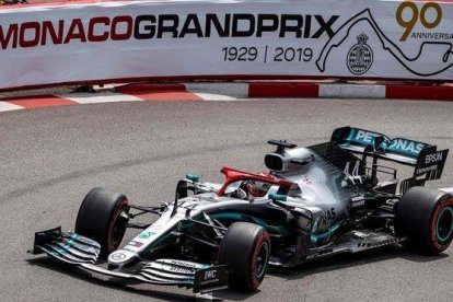 Lewis Hamilton (Mercedes) consiguió  llevarse la pole, la número 85 de su carrera, en el GP de Mónaco de F1.-ANDREJ ISAKOVIC / AFP