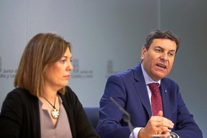 El consejero de Empleo, Carlos Fernández Carriedo, junto a la portavoz de la Junta, Milagros Marcos-ICAL