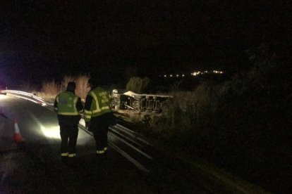 Guardia Civil en el lugar de los hechos.-HDS