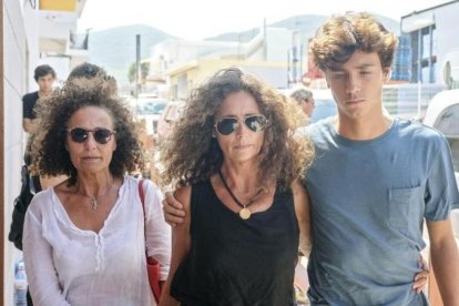 Belinda Alonso, en el centro, y su hijo Hugo Nieto, a su llegada al tanatorio de Eivissa.-EFE