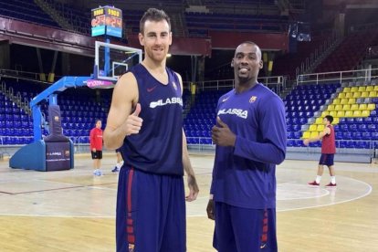 Claver y Sanders posan tras reincorporarse esta semana a los entrenamientos-FC BARCELONA