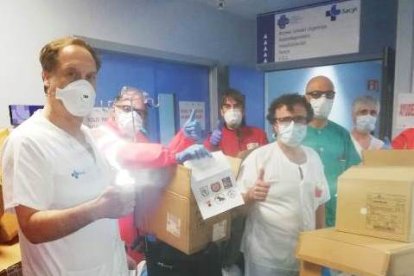 Entrega del material de las peñas en el hospital.