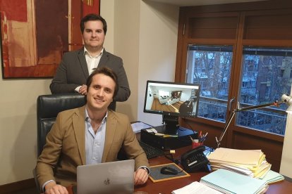 El CEO de Kotek Virtual, Ricardo Parra (arriba), y el presidente de AVECO, Alberto López, con la herramienta. EL MUNDO