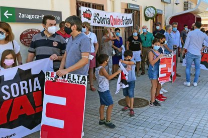 Los vecinos de Arcos de Jalón se concentraron a las a las 10.50 horas, si bien el tren llegó con unos 20 minutos de retraso. HDS