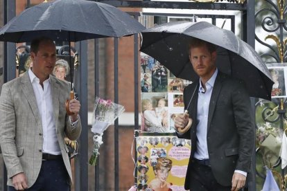 Los príncipes Guillermo y Enrique, ayer junto a las muestras en recuerdo de Diana de Gales.-AP / KIRSTY WIGGLESWORTH