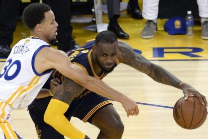 Lebron James y Stephen Curry pugnan en uno de sus múltiples pulsos en la NBA-/ JOHN G MABANGLO (EFE)