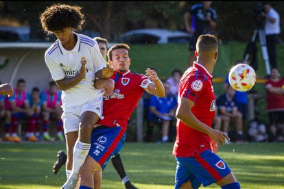 Un lance entre Cotán y un jugador del Real Madrid Castilla. MARIO TEJEDOR