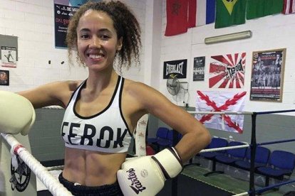 Lara Fernández, en su gimnasio de Coria del Río después de conquistar el título mundial.-EFE / FERMÍN CABANILLAS