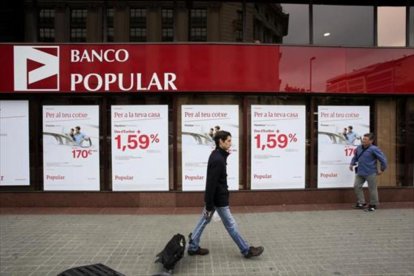 Fachada de una oficina del Banco Popular del paseo de Gràcia de Barcelona.-FERRAN NADEU