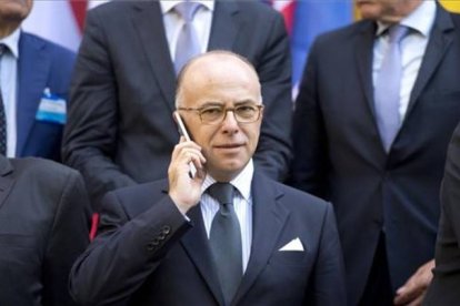 El ministro del Interior francés, Bernard Cazeneuve, pos para la foto de familia tras la cumbre celebrada en París, el día 29 de agosto.-ALAIN JOCARD/AFP