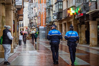 Policia local por El Collado. MARIO TEJEDOR