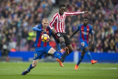 Mathieu y Williams pugnan por el balón.-JORDI COTRINA