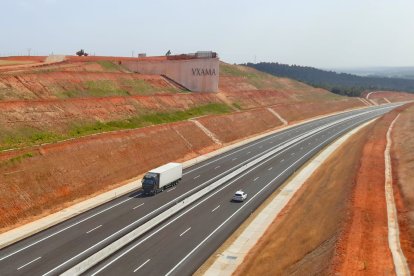 Vehículos por el tramo Venta Nueva-Santiuste de la A-11. MARIO TEJEDOR