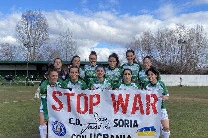 Las chicas del San José posaron al inicio del choque con una pancarta pidiendo el fin de la guerra en Ucrania. Twitter San José.