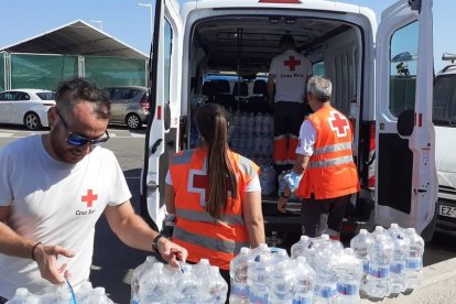 Reparto de agua por parte de Cruz Roja ante la ola de calor. HDS