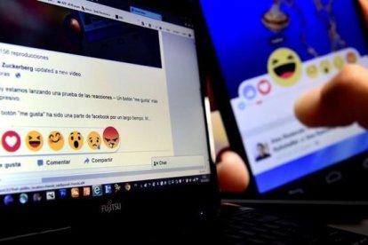 Una página de Facebook con las distintas opciones que ofrece la red social desde este viernes en España e Irlanda.-AFP / GERARD JULIEN