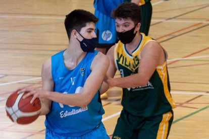 Diego Múzquiz, de azul, en un partido de la pasada temporada con el Estudiantes. HDS