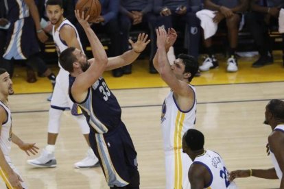 Marc Gasol tira a canasta ante los pívots de Golden State.-JOHN G MABANGLO