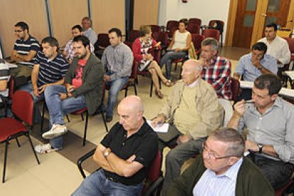 Miembros del Comité y y afiliados al PSOE de Soria durante el foro celebrado en la sede del partido ayer. / V. G-