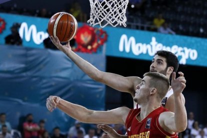 Abrines intenta dejar un bandeja ante el montenegrino Radoncic-ROBERT GHEMENT (EFE)