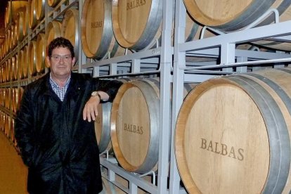 Juan Jose Balbás posa junto a unas barricas de su bodega, donde reposa el vino-E.M.