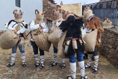 Borobia vuelve a presumir de carnavales. Los zarrones reparten su carga al son de los cencerros y la charanga.