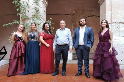 Francisco Mejorada (centro) con los ganadores del VII Concurso Internacional de Canto Un Futuro DeArte. Foto: Fundación DeArte