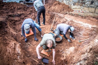 Labores de búsqueda de restos de fusilados por el franquismo en el cementerio de Las Casas, ayer. GONZALO MONTESEGURO