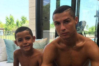 Cristiano Ronaldo posa con su hijo, Cristiano Ronaldo Jr.-INSTAGRAM