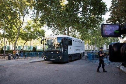 Un furgón de la Guardia Civil conduce a los independentistas radicales enviados a prisión por el juez de la Audiencia Nacional Manuel García Castellón.-EFE / LUCA PIERGIOVANNI