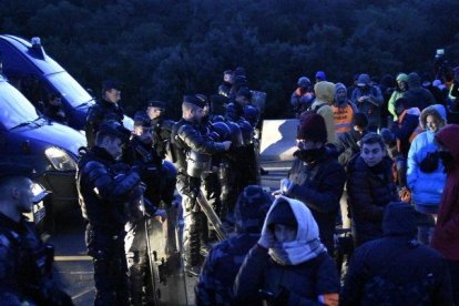 Antidisturbios franceses ante manifestantes de Tsunami, a primera hora de este martes en El Pertus.-MANU MITRU