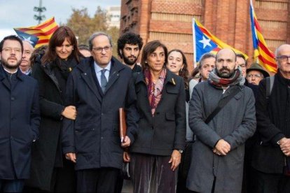 Aragonès (izquierda), junto a Laura Borràs, que encabezó la lista de JxCat al Congreso, y otros dirigentes independentistas acompañan a Torra al TSJC, este lunes.-EUROPA PRESS / PAU VENTEO