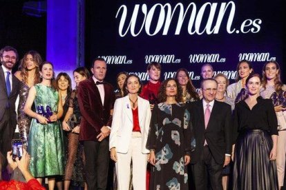 Las ministras Reyes Maroto y María Jesús Montero, junto al presidente de Prensa Ibérica, Javier Moll, al frente de la foto de familia de la gala de la revista ’Woman’.-