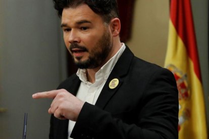 El portavoz de ERC, Gabriel Rufián, durante su comparecencia ante los medios para valorar el discurso de Pedro Sánchez.-EFE