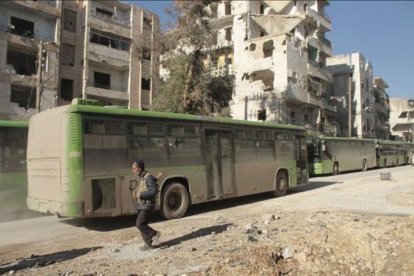 Autobuses que evacuan a civiles del este de la ciudad de Alepo el pasado 15 de diciembre.-EFE / GHITH SY