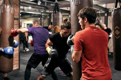 Un grupo de personas haciendo boxeo.-EL PERIÓDICO