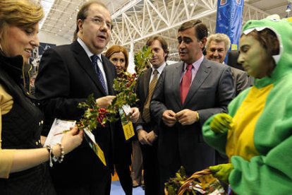 Encabezando la comitiva, el presidente de la Junta en el stand de Soria. / V.G.-