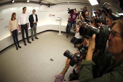 - La sonrisa del nuevo secretario general del PSOE, Pedro Sánchez, ha contrastado con la seriedad de Susana Díaz y Patxi López en la foto para la que han posado juntos.-EFE