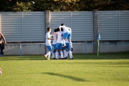 El Almazán celebró la victoria en un partido que se había puesto imposible. HDS